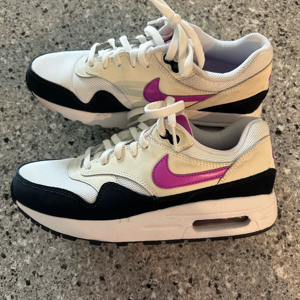 Nike Women's White Sneakers with Pink Accents kids 6- women’s 7.5
